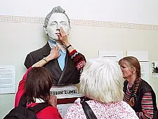 Eine Skulptur wird ertastet