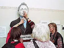 Eine Skulptur wird ertastet