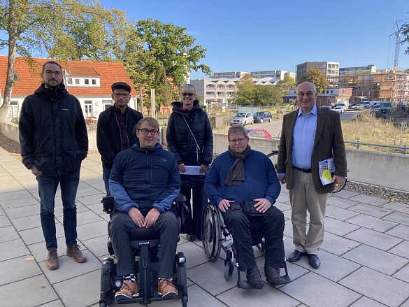 von links nach rechts sieht man Herrn Schauppner, Herr Baumann, Herr Frankenstein, Frau Schöbel, Herrn Conrads und Herrn Vater. Im Hintergrund sind Gebäude des Modellquartiers Stadtleben Ellener Hof zu sehen.