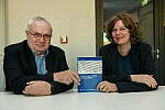 Henning Lühr und Ulrike Peter stellen das Handbuch vor