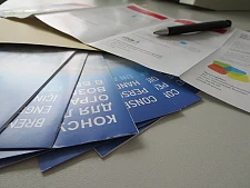 Mehrere Flyer nebeneinander