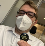 Arne Frankenstein mit dem Button - Teilhabe ist Menschenrecht