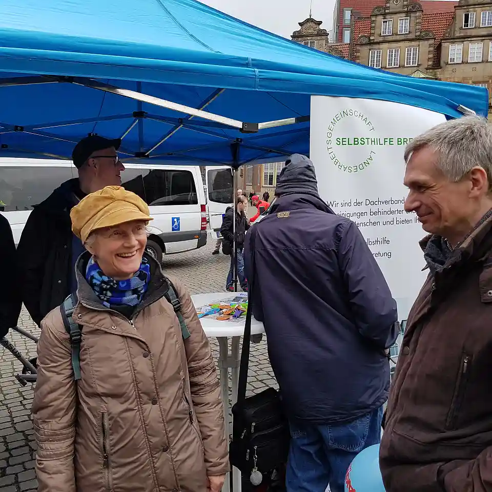 Hannelore Laubstein und Wilhelm Winkelmeier vor einem Infostand.