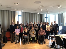 Gruppenbild während des 56. Treffen der Beauftragten für behinderte Menschen und der BAR in Hamburg. Aufgenommen im Konferenzraum.