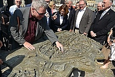 Joachim Steinbrück testet das Bronzemodell der Altstadt Bremens