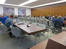 Das Bild zeigt die Teilnehmerinnen und Teilnehmer im Sitzungsraum 2 der Bremischen Bürgerschaft. 