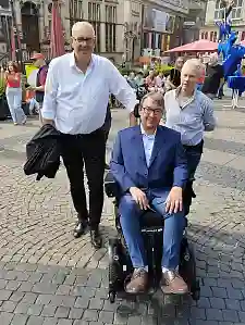Arne Frankenstein, Andreas Bovenschulte und Hellena Harttung auf dem Marktplatz