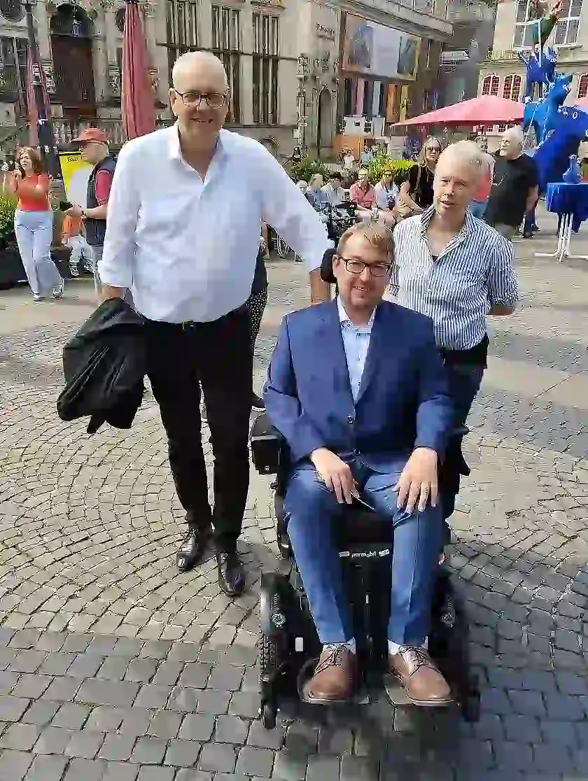 Arne Frankenstein, Andreas Bovenschulte und Hellena Harttung auf dem Marktplatz