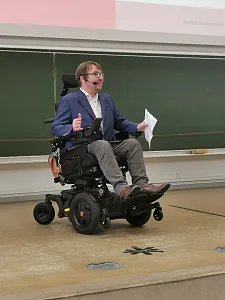 Arne Frankenstein während seines Vortrags im Hörsaal vor der Tafel