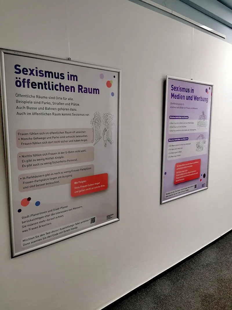 Die Schautafeln der Ausstellung hängen auf einem langen Flur im 3. Stock der Volkshochschule