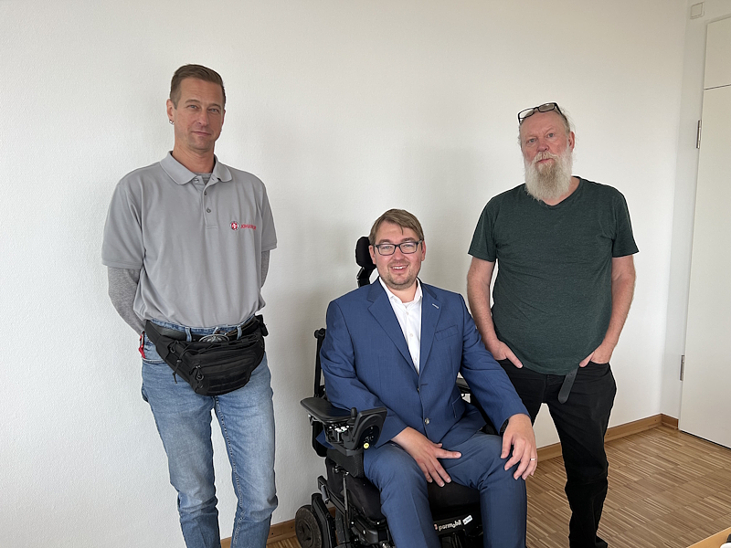 Arne Frankenstein, Herr Lange und ein weiterer Mitarbeiter der Jugendeinrichtung während des Besuchs