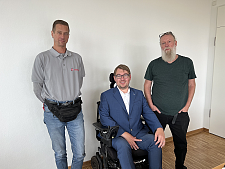 Arne Frankenstein, Herr Lange und ein weiterer Mitarbeiter der Jugendeinrichtung während des Besuchs