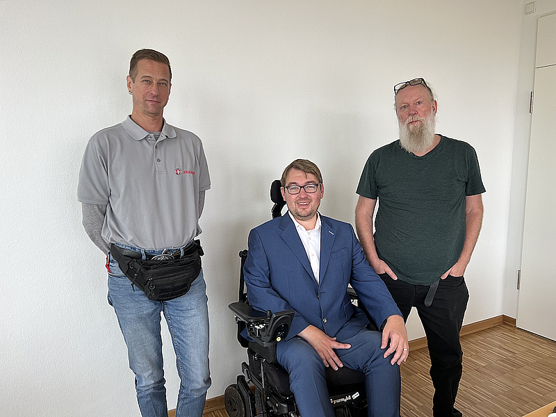 Arne Frankenstein, Herr Lange und ein weiterer Mitarbeiter der Jugendeinrichtung während des Besuchs