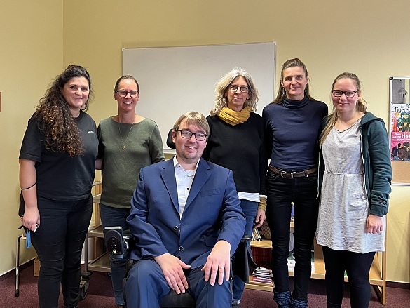 Arne Frankenstein bei seinem Besuch der Schule in einem Klassenzimmer