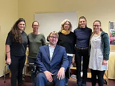 Arne Frankenstein bei seinem Besuch der Schule in einem Klassenzimmer 