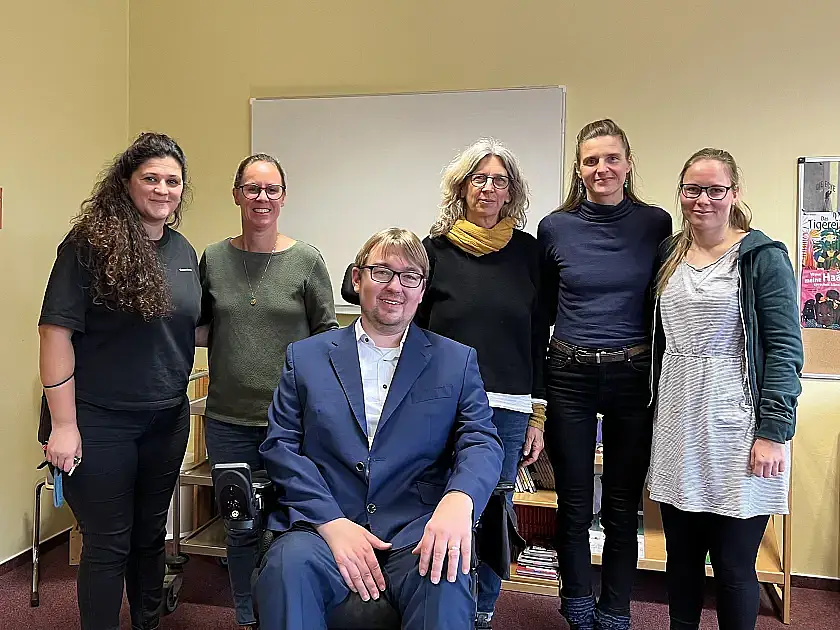 Arne Frankenstein bei seinem Besuch der Schule in einem Klassenzimmer 