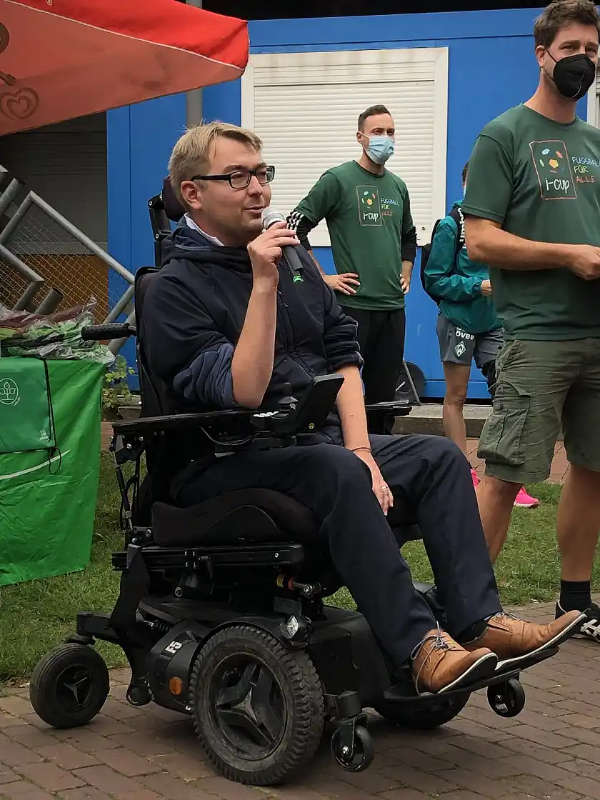 Arne Frankenstein während seiner Begrüßung der Sportler:innen