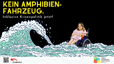 Eine junge Frau im Rollstuhl sitzt vor schwarzem Hintergrund im Wasser, eine riesige Welle rollt auf sie zu. Die Frau ist real, die Welle gezeichnet. Über dem Bild steht der Text Kein Amphibienfahrzeug. Inklusive Krisenpolitik jetzt! Darunter das Logos des Landesbehindertenbeauftragten und ein QR-Code mit dem Text Scan mich, der zu dieser Webseite führt.