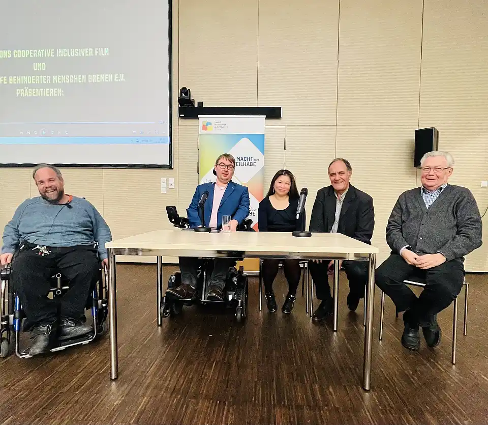 Blick auf das Podium, Florian Grams, Arne Frankenstein, Elizabeth Dinh, Jürgen J. Köster und Friedrich Buhlrich 