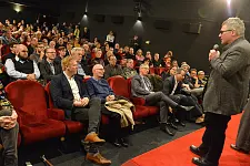 Vollbesetzter Kinosaal 1 im City 46. 