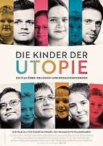 Es ist das Filmplakat von Die Kinder der Utopie zu sehen. Auf dem Plakat sind die Köpfe der zwölf Protagonisten sowie der Titel zu sehen. 