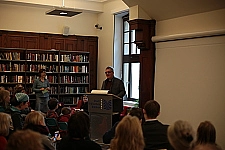 Joachim Steinbrück während seines Grußworts in der Stadtbibliothek am Rednerpult.
