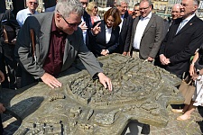 Zu sehen ist Dr. Joachim Steinbrück beim "begreifen" des Stadtmodells.