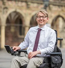 Arne Frankenstein vor dem Bremer Rathaus
