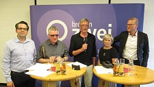 Foto: Radio Bremen - Bremen2 unterwegs - v.l.n.r.: Mustafa Güngör, Joachim Steinbrück, Moderator Stefan Puß, Birgit Wiesenbach, Siegbert Meß 