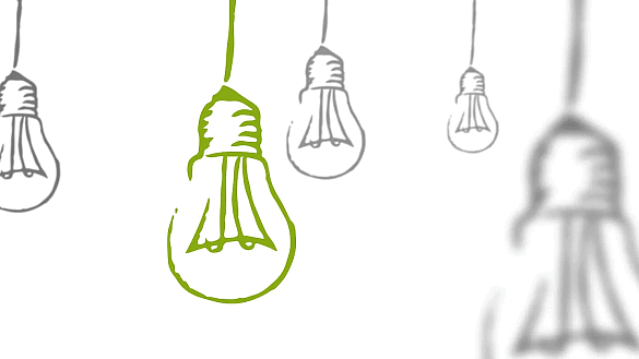 Eine grüne Glühbirne hängt zusammen mit mehreren grauen Glühbirnen von der Decke