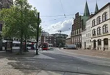 Blick auf die Haltestellen vor der Glocke. Eine Bahn fährt gerade ein.