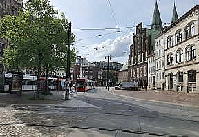 Blick auf die Haltestellen vor der Glocke. Eine Bahn fährt gerade ein.