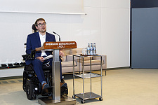 Arne Frankenstein spricht auf dem Fachtag Armut und Behinderung