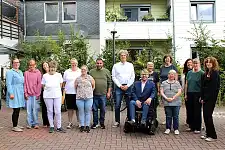 title=Arne Frankenstein, Herr Lange und ein weiterer Mitarbeiter der Jugendeinrichtung während des Besuchs