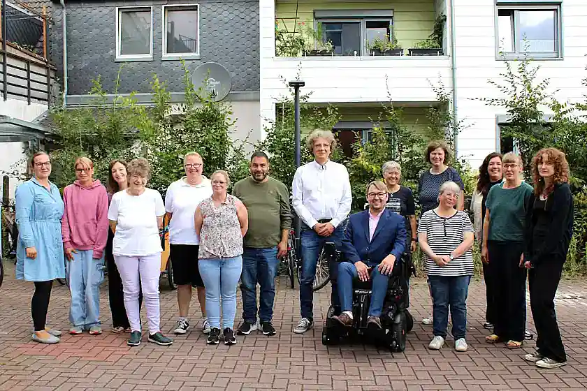 title=Arne Frankenstein, Herr Lange und ein weiterer Mitarbeiter der Jugendeinrichtung während des Besuchs