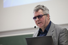 Das Foto zeigt Joachim Steinbrück bei seinem Vortrag.