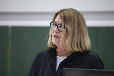 Das Foto zeigt Ute Erdsiek-Rave bei ihrem Vortrag.