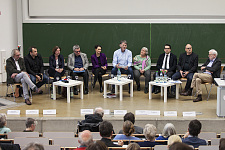 Auf dem Foto sind die Teilnehmerinnen und Teilnehmer der Podiumsdiskussion zu sehen. In der Mitte sieht man Joachim Steinbrück neben der Bildungssenatorin, Claudia Bogedan.