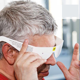 Matthias Meyer benutzt eine Pappbrille, die die Sicht verzerrt.