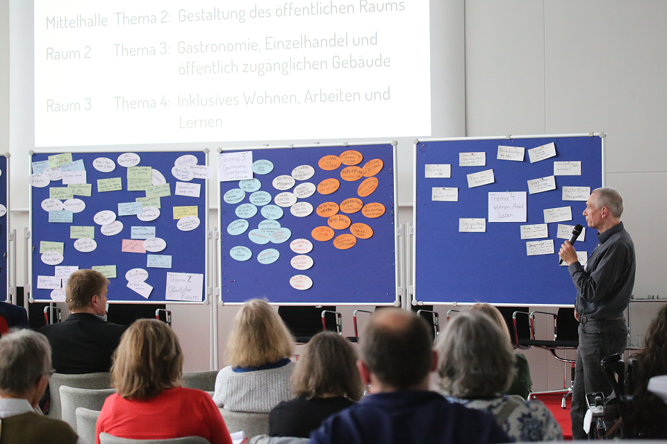 Wilhelm Winkelmeier pr&auml;sentiert die Ergebnisse der Arbeitsgruppe "Inklusives Wohnen, Arbeiten und Lernen"