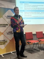 Heike Dietzmann von der Klimawerkstatt begrüßt die Teilnehmenden