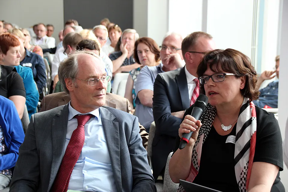 Ein Blick in die erste Reihe - Petra Wontorra (Landesbeauftragte f&uuml;r Menschen mit Behinderungen in Niedersachsen) bezieht Stellung