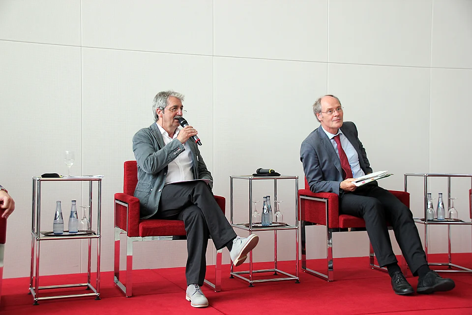 Auf dem Podium - Staatsrat Matthias Stauch und Moderator Otmar Willi Weber