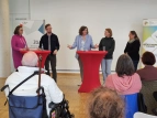 Blick auf die Teilnehmenden und das Podium