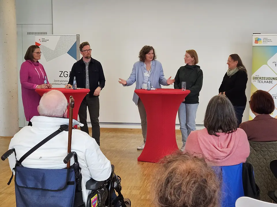 Blick auf die Teilnehmenden und das Podium