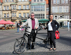 Verena Bentele und Joachim Steinbrück auf dem Bremer Marktplatz