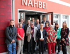 Besuch des NAHBEI - Gruppenfoto vor dem Haus