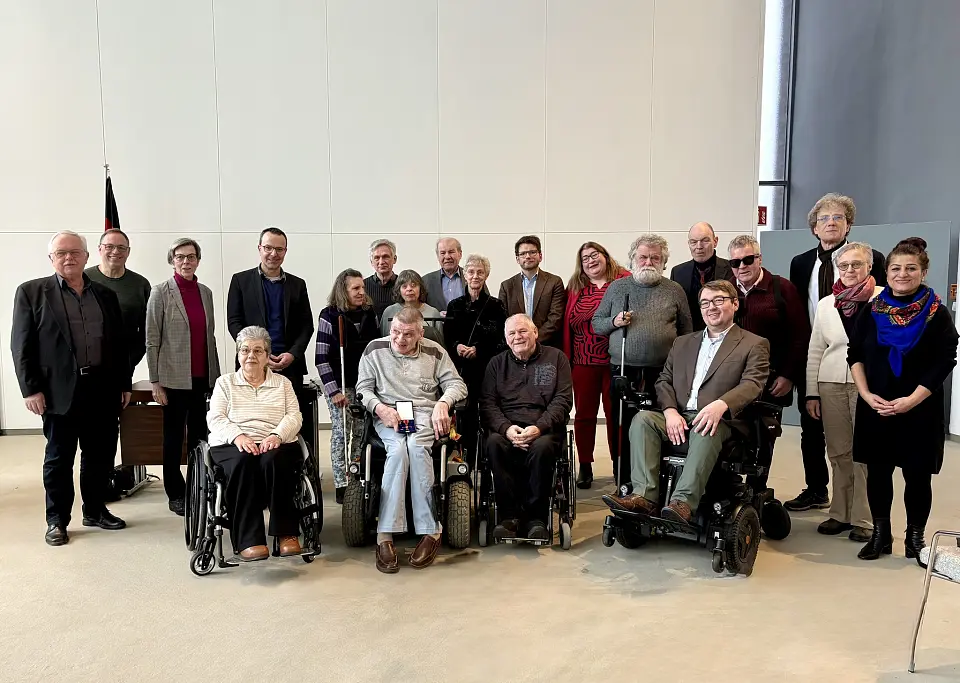 Die Gruppe der teilnehmenden Personen bei der Preisverleihung im Festsaal