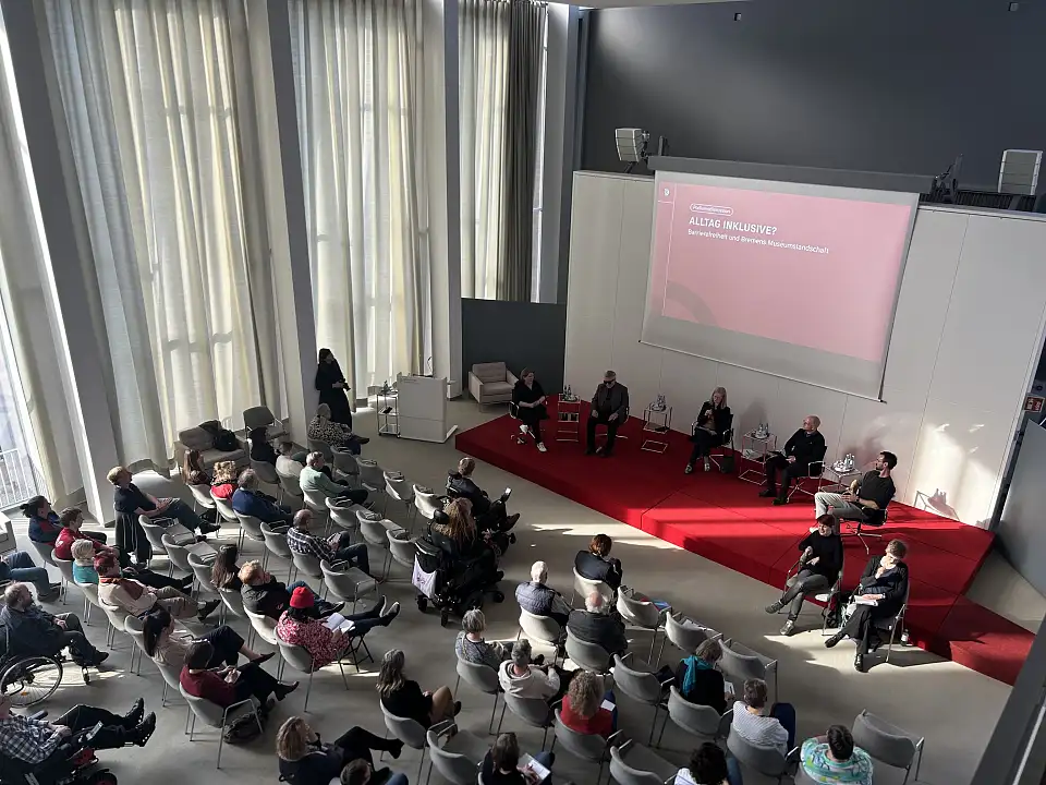 Blick von oben auf den vollen Festsaal der B&uuml;rgerschaft