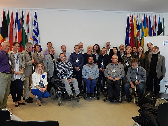 Alle Teilnehmerinnen und Teilnehmer der Auftaktveranstaltung im EuropaPunktBremen. Es sind ca. 20 Menschen. Im Hintergrund sind die Flaggen einzelner EU-L&auml;nder zu sehen.